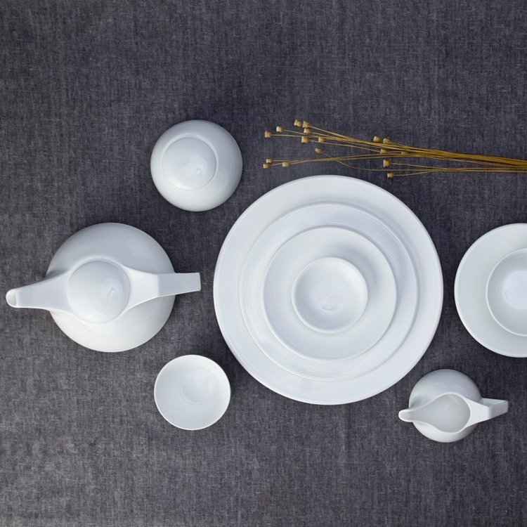 德国风格的光滑釉面白色圆形陶瓷餐具套装- TW04