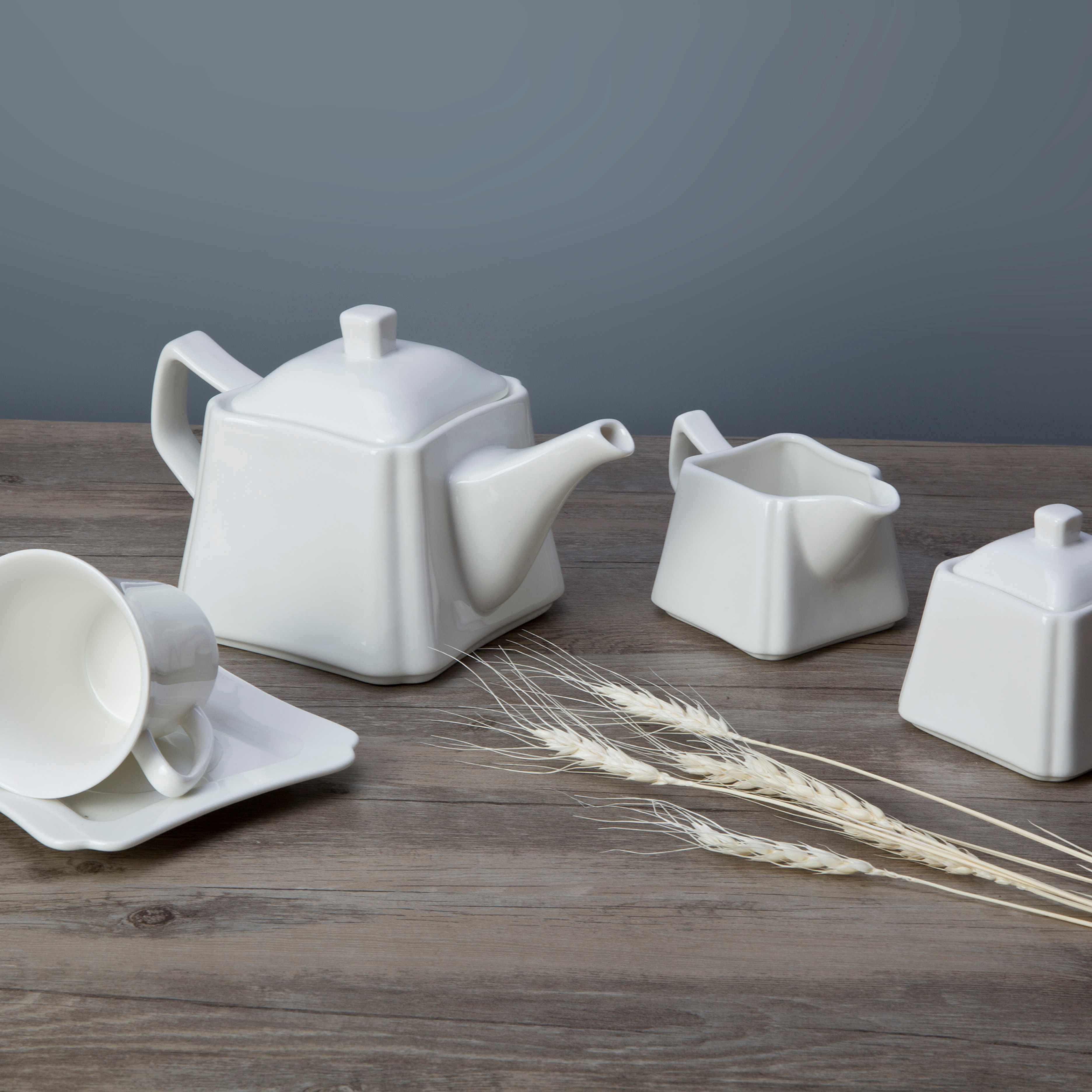 Two Eight-Find White Porcelain Dinnerware Restaurant Modern Restaurant White Ceramic
