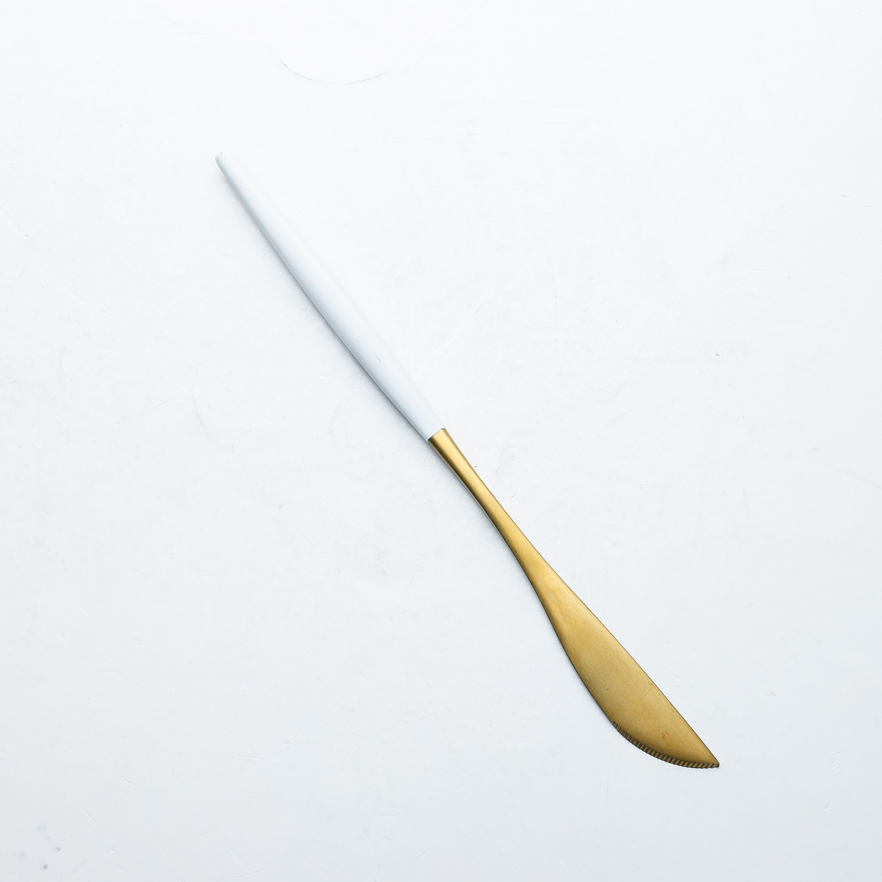 DINNER KNIFE (WHITE WITH GOLD)