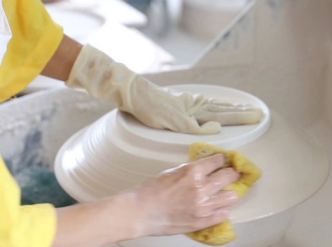The manufacturing process of making perfect porcelain tableware: Hand polished and washing