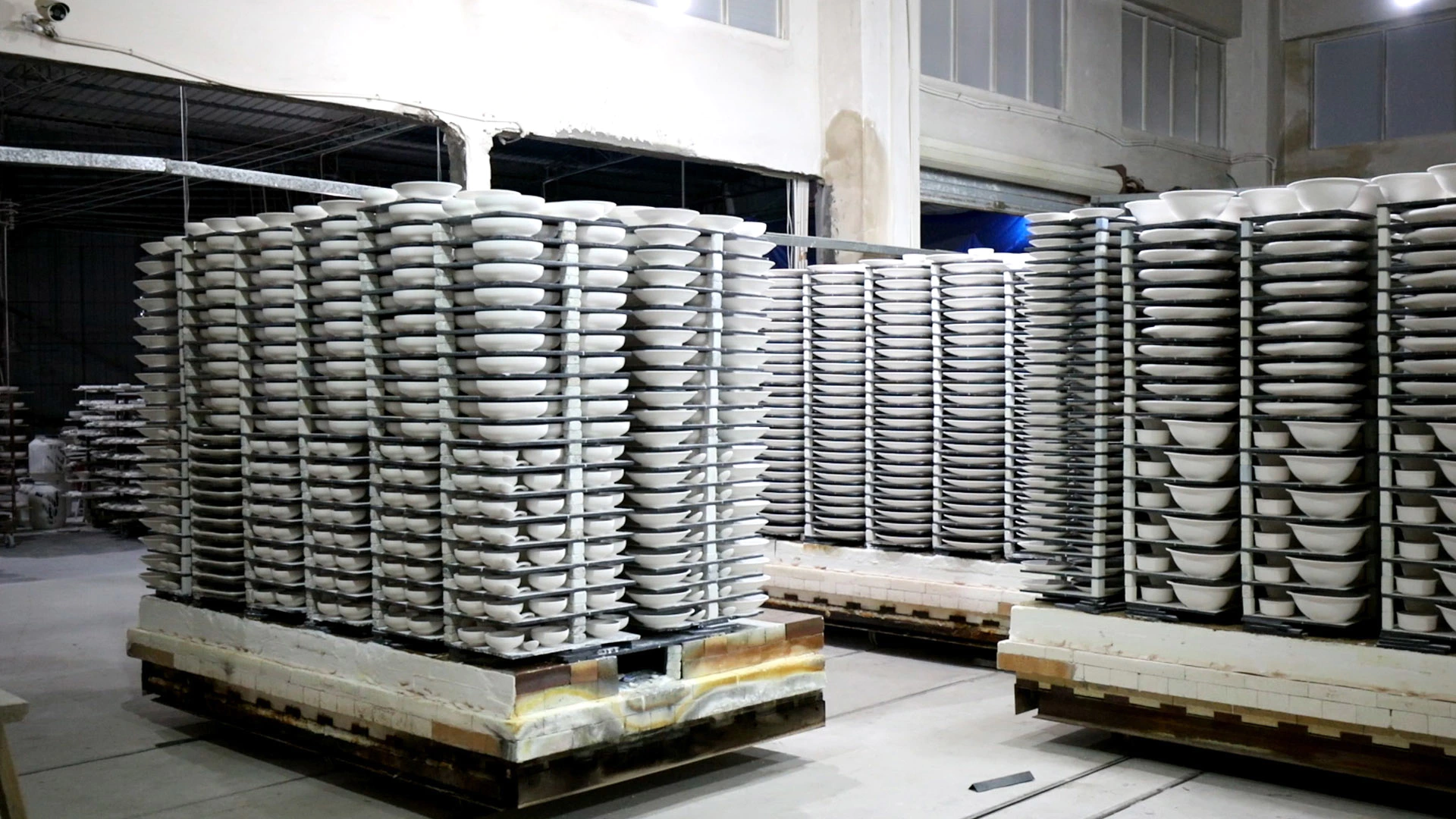 Mass production of porcelain tableware