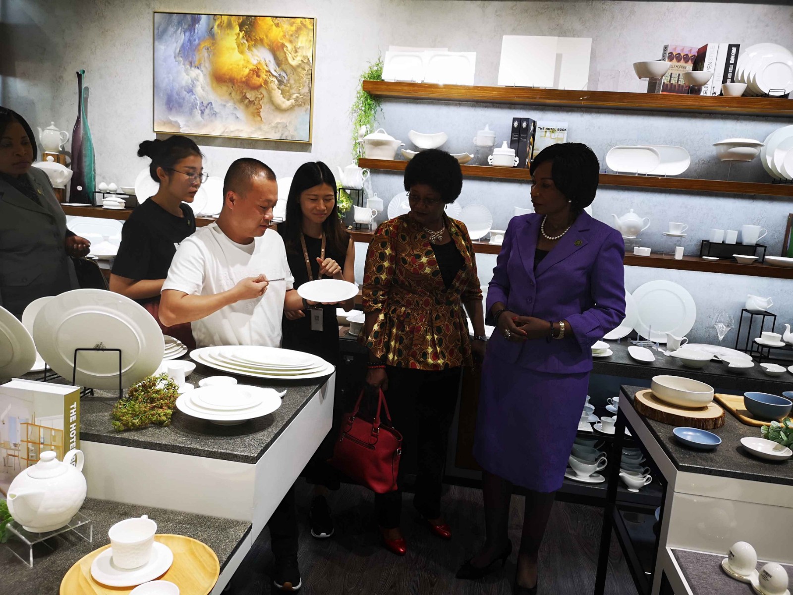Two Eight-Warmly welcome The wife of president of Malawi comes our Two Eight Ceramics for visiting |-1